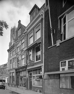 67224 Gezicht op de voorgevels van de winkelwoonhuizen Oudegracht 166 (links)-170 te Utrecht.